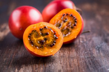 Ahşap zemin üzerinde taze tamarillo meyvesi