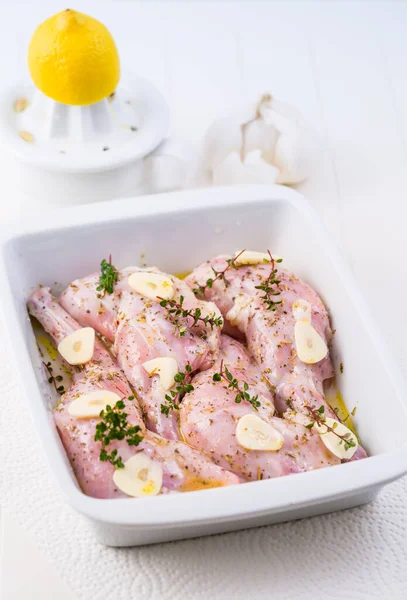 Marinerade Kaninben Med Citron Vitlök Och Örter Grytan — Stockfoto