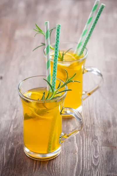 迷迭香和柠檬柠檬水 夏季新鲜冰茶 — 图库照片