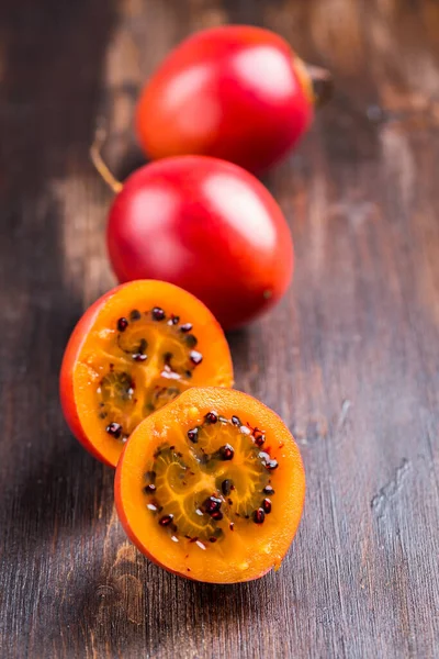 Tamarillo Segar Buah Pada Latar Belakang Kayu — Stok Foto