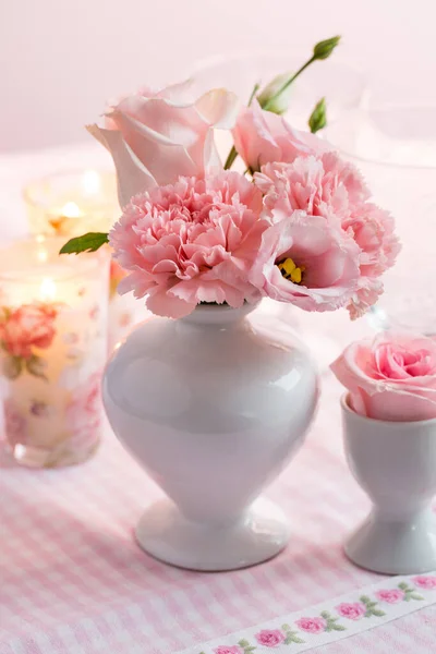 厨房桌上漂亮的粉红花束和花瓶白花束 — 图库照片