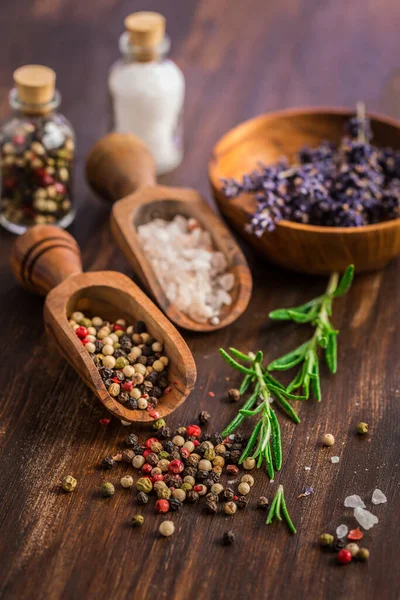 Natura Morta Con Sale Pepe Rosmarino Fresco Lavanda Fondo Legno — Foto Stock