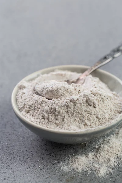 Glutenvrij Boekweitmeel Voor Het Bakken Kom Grijze Ondergrond — Stockfoto