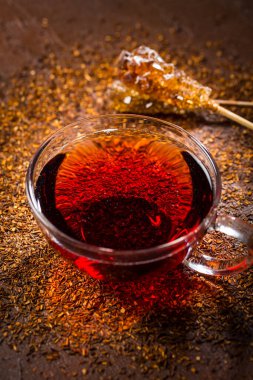 Koyu arkaplanda bir fincan nefis rooibos çayı.