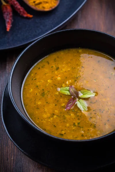 Sopa Curry Lentejas Rojas Con Chile Caliente Albahaca Tailandesa —  Fotos de Stock