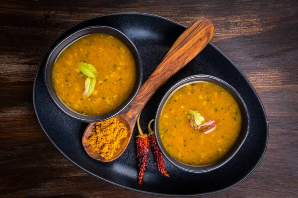 Czerwona Zupa Curry Soczewicy Gorącym Chili Tajskiej Bazylii — Zdjęcie stockowe