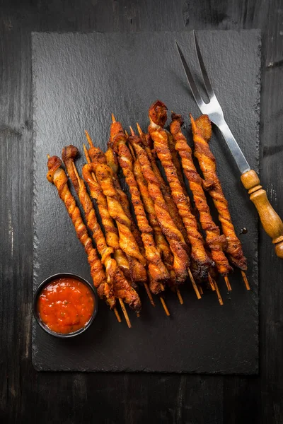 Grill Spies Met Hete Salsa Dip Zwarte Achtergrond — Stockfoto