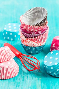 Kek pişirmek için küçük kâğıt formlar ve perçinli kekler. Renkli kağıt satırları.