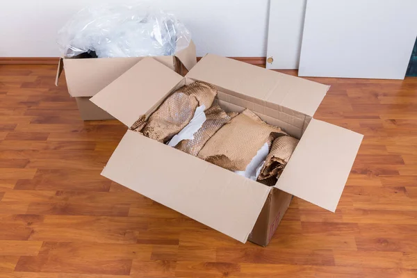 Μετακινώντας Κουτιά Υλικό Συσκευασίας Για Εύθραυστα Αντικείμενα Στο Πάτωμα Έννοια — Φωτογραφία Αρχείου