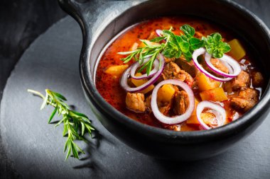 Geleneksel Macar tas kebabı - soğan ve bitkilerle birlikte et ve sebze güveç