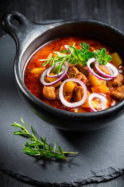 Gulash Tradicional Húngaro Guiso Carne Verduras Con Cebolla Hierbas —  Fotos de Stock