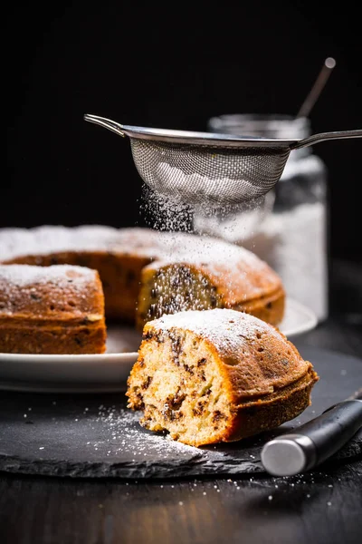 Yapımı Vejetaryen Muzlu Kek Tavada Pişirilmiş Pudra Şekeriyle Süslenmiş — Stok fotoğraf