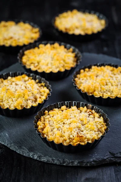 Kleine Heerlijke Appeltaarten Appelkruimels Zwarte Achtergrond Appeltaart — Stockfoto