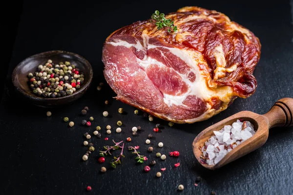 Stuk Gerookte Ham Met Peper Kruiden Zwarte Achtergrond Traditioneel Gerookt — Stockfoto