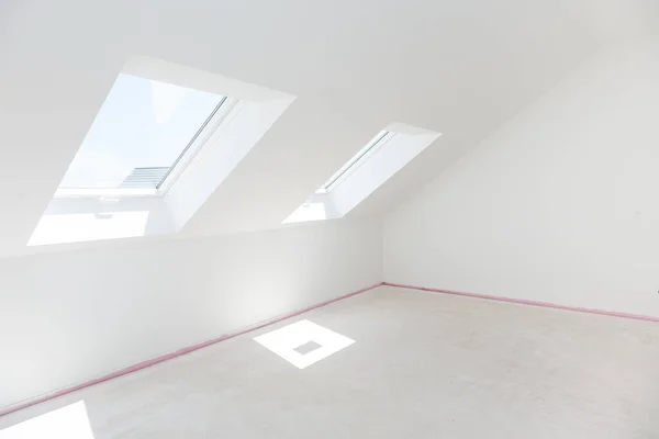 Loft Rénovation Chambre Vide Avec Puits Lumière Prêt Pour Rénovation — Photo