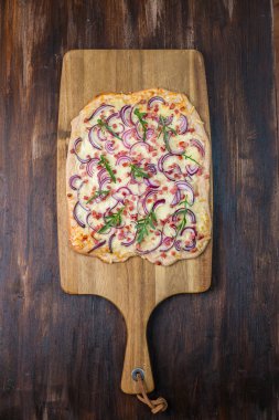 Geleneksel Fransız yemeği tarte flambee krem peynir, pastırma ve soğan. Alsace bölgesinden Flammkuchen. Alevli kek..