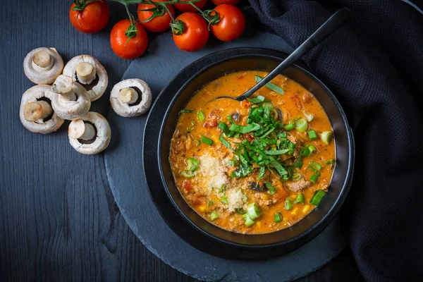 Pizza soup - making use of leftovers for cooking. Fresh homemade soup with tomato, champignon, beef, corn and mozzarella cheese — Stock Image Pizza Soup Making Use Leftovers Cooking Fresh Homemade Soup Tomato Stock Picture