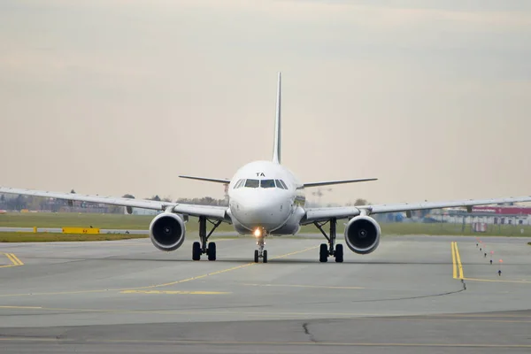 Alitalia uçağı Airbus A320 — Stok fotoğraf