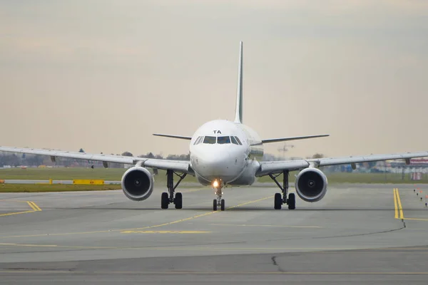 Alitalia uçağı Airbus A320 — Stok fotoğraf