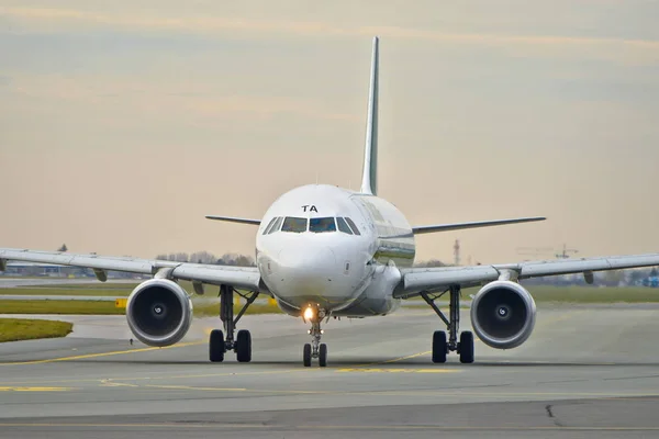 Alitalia avión Airbus A320 — Foto de Stock