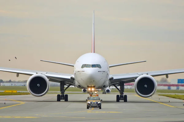 エミレーツ航空の飛行機ビュー — ストック写真