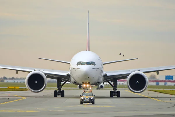 Avião aéreo da Emirates — Fotografia de Stock