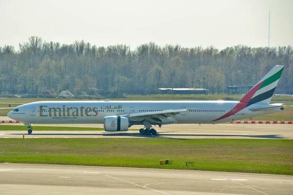 에미레이트 항공 보잉 777 보기 — 스톡 사진