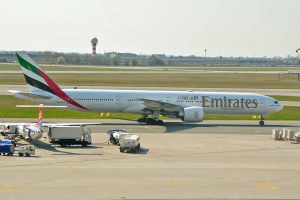 Emirates Boeing 777 widok — Zdjęcie stockowe