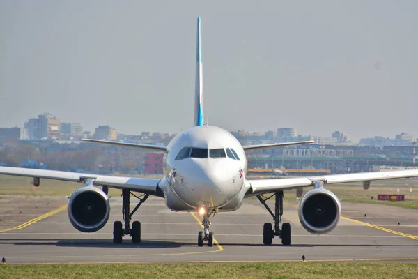 Deutsches Eurowings-Flugzeug ansehen — Stockfoto