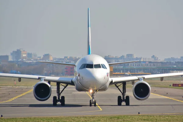 Alman Eurowings uçak görünümü — Stok fotoğraf