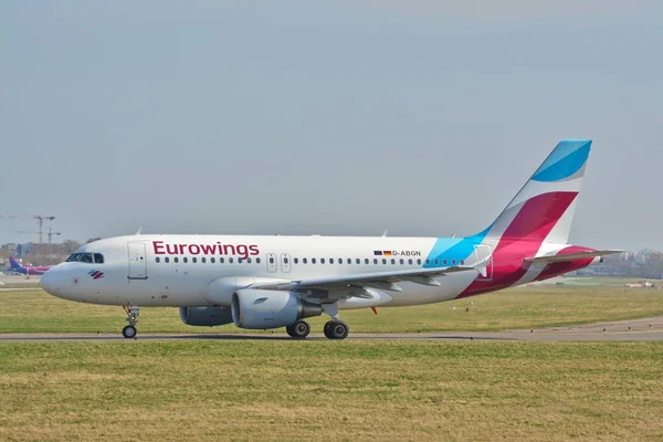 Német Eurowings esetében a sík nézet — Stock Fotó