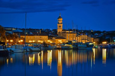 Krk şehir gece görünümü