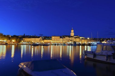 Krk şehir gece görünümü