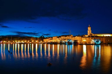 Krk şehir gece görünümü