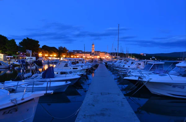 Krk nacht Stadszicht — Stockfoto