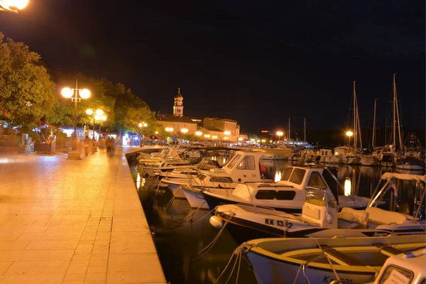 Krk marina Stadszicht — Stockfoto