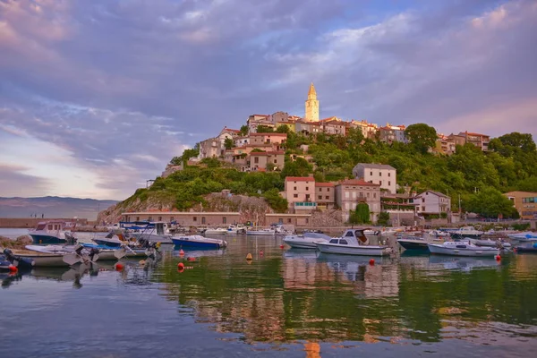 Vrbnik stad waterscape weergave — Stockfoto