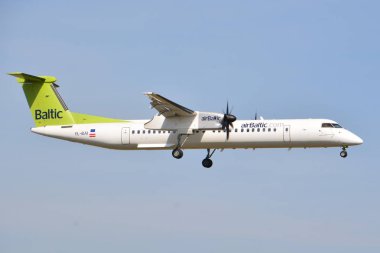 Bu Airbaltic uçak Bombardier Q400 Dash-8 Yl-Bai Varşova Chopin Havaalanı olarak kayıtlı bir görünümüdür. 1 Nisan 2017. Varşova, Polonya.