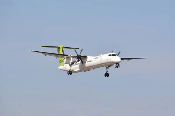 Αυτή Είναι Μια Άποψη Του Airbaltic Αεροπλάνο Bombardier Q400 Dash — Φωτογραφία Αρχείου