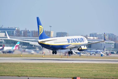 Bu Ryanair uçağı Boeing 737-8 Ei-Eno Varşova Chopin Havaalanı olarak kayıtlı bir görünümüdür. 1 Nisan 2017. Varşova, Polonya.