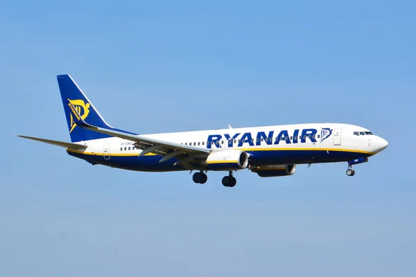 Bu Ryanair uçağı Boeing 737-8 Ei-Eno Varşova Chopin Havaalanı olarak kayıtlı bir görünümüdür. 1 Nisan 2017. Varşova, Polonya.