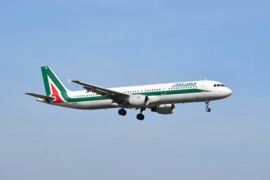 Bu Alitalia uçak görünümünün Airbus A320 Ei-IXZ Varşova Chopin Havalimanı üzerinde kayıtlı bir görünümdür. 1 Nisan 2017. Varşova, Polonya.