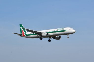 Bu Alitalia uçak görünümünün Airbus A320 Ei-IXZ Varşova Chopin Havalimanı üzerinde kayıtlı bir görünümdür. 1 Nisan 2017. Varşova, Polonya.