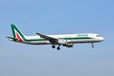 Bu Alitalia uçak görünümünün Airbus A320 Ei-IXZ Varşova Chopin Havalimanı üzerinde kayıtlı bir görünümdür. 1 Nisan 2017. Varşova, Polonya.