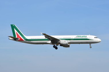 Bu Alitalia uçak görünümünün Airbus A320 Ei-IXZ Varşova Chopin Havalimanı üzerinde kayıtlı bir görünümdür. 1 Nisan 2017. Varşova, Polonya.