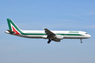 Bu Alitalia uçak görünümünün Airbus A320 Ei-IXZ Varşova Chopin Havalimanı üzerinde kayıtlı bir görünümdür. 1 Nisan 2017. Varşova, Polonya.
