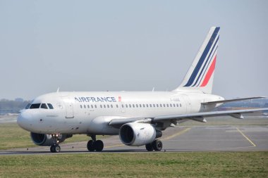 Bu Airfrance uçak F-Guge Varşova Chopin Havaalanı olarak Airbus A318-111 kayıtlı bir görünümüdür. 1 Nisan 2017. Varşova, Polonya.
