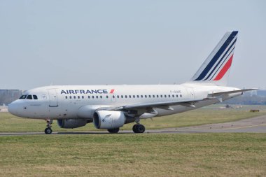 Bu Airfrance uçak F-Guge Varşova Chopin Havaalanı olarak Airbus A318-111 kayıtlı bir görünümüdür. 1 Nisan 2017. Varşova, Polonya.