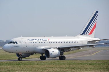 Bu Airfrance uçak F-Guge Varşova Chopin Havaalanı olarak Airbus A318-111 kayıtlı bir görünümüdür. 1 Nisan 2017. Varşova, Polonya.