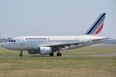 Bu Airfrance uçak F-Guge Varşova Chopin Havaalanı olarak Airbus A318-111 kayıtlı bir görünümüdür. 1 Nisan 2017. Varşova, Polonya.